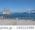 富山湾の絶景 帆船海王丸と新湊大橋、残雪の立山連峰 140222986
