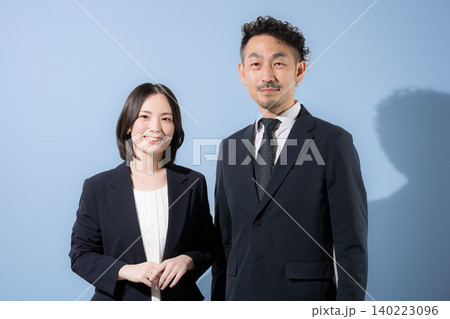 水色背景でカメラ目線のスーツのビジネスマン男女 笑顔で成功やチャレンジのbtobイメージ 水色背景でカメラ目線のスーツのビジネスマン男女 笑顔で成功やチャレンジのbtobイメージ 140223096