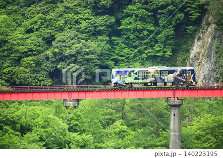 赤い鉄橋を走るローカル列車 赤い鉄橋を走るローカル列車 140223195
