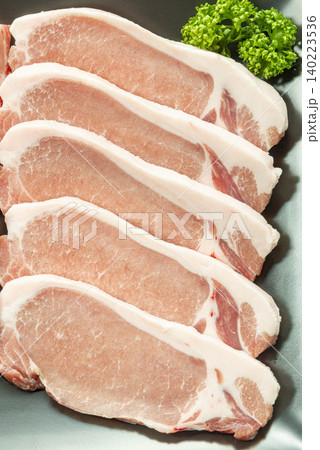 豚ロース肉の厚切りステーキ、新鮮な脂身と赤身が美しい調理食材 豚ロース肉の厚切りステーキ、新鮮な脂身と赤身が美しい調理食材 140223536