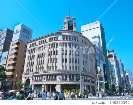 春の銀座の賑やかな街並み（銀座・和光前）　 都市景観（2026年5月） 140223543