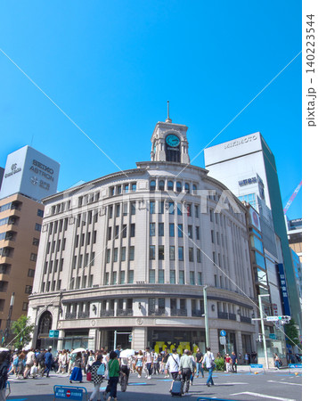 春の銀座の賑やかな街並み（銀座・和光前）　 都市景観（2026年5月） 140223544
