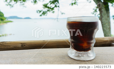 湖を眺めるカフェとアイスコーヒー 湖を眺めるカフェとアイスコーヒー 140223573