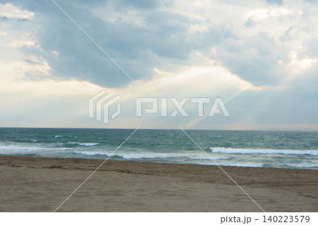 海に差し込む薄明光線(天使の梯子/エンジェルラダー) 海に差し込む薄明光線(天使の梯子/エンジェルラダー) 140223579