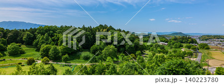 キトラ古墳展望台からパノラマ 四神の広場と大和葛城山、畝傍山 2026年5月11日 キトラ古墳展望台からパノラマ 四神の広場と大和葛城山、畝傍山 2026年5月11日 140223780