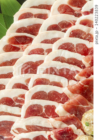 鴨肉の薄切りスライス・しゃぶしゃぶや鍋物用の生肉 鴨肉の薄切りスライス・しゃぶしゃぶや鍋物用の生肉 140223839