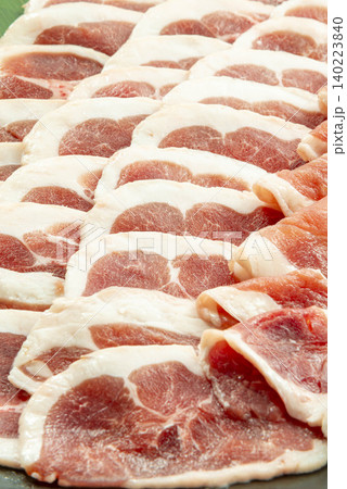 鴨肉の薄切りスライス・しゃぶしゃぶや鍋物用の生肉 鴨肉の薄切りスライス・しゃぶしゃぶや鍋物用の生肉 140223840