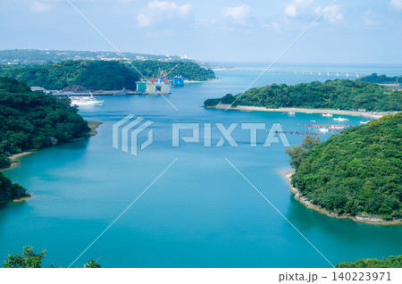 沖縄のエメラルドグリーンの海と橋が見える絶景 沖縄のエメラルドグリーンの海と橋が見える絶景 140223971
