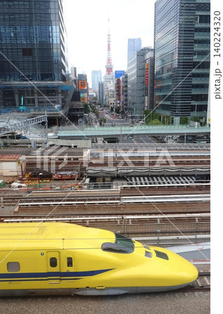 東京タワーをバックに走る923形「ドクターイエロー」 東京タワーをバックに走る923形「ドクターイエロー」 140224320