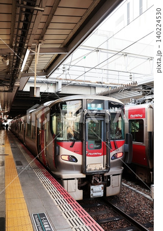 広島駅・可部線のホームに停車する227系電車 広島駅・可部線のホームに停車する227系電車 140224530