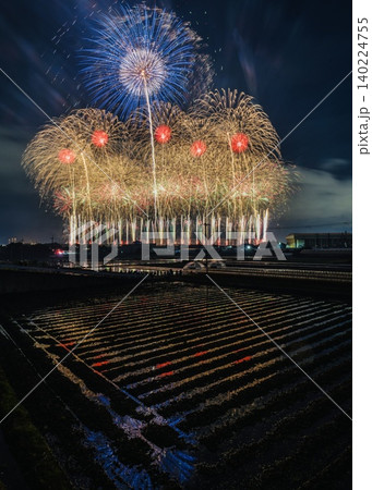 京都芸術花火2026 田んぼリフレクション 原色スターマイン 京都芸術花火2026 田んぼリフレクション 原色スターマイン 140224755