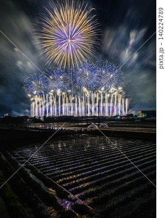 京都芸術花火2026 田んぼリフレクション スターマイン 京都芸術花火2026 田んぼリフレクション スターマイン 140224789