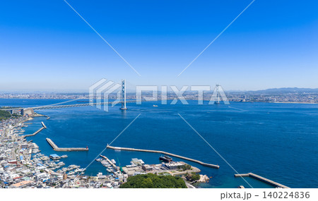 明石海峡大橋と青い海を望む淡路島の港町 明石海峡大橋と青い海を望む淡路島の港町 140224836