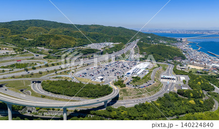 淡路サービスエリアと明石海峡大橋を望む空撮パノラマ 淡路サービスエリアと明石海峡大橋を望む空撮パノラマ 140224840