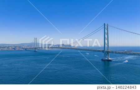 青い海を渡る明石海峡大橋の空撮風景 青い海を渡る明石海峡大橋の空撮風景 140224843