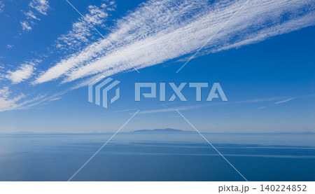 白い雲が流れる瀬戸内海の穏やかな青い海 白い雲が流れる瀬戸内海の穏やかな青い海 140224852