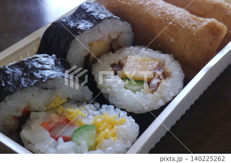 太巻きといなり寿司の弁当 太巻きといなり寿司の弁当 140225262