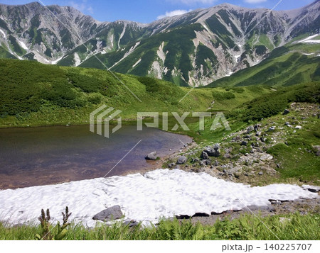 立山連峰の絶景、澄み渡るみくりが池と夏の山岳風景 立山連峰の絶景、澄み渡るみくりが池と夏の山岳風景 140225707