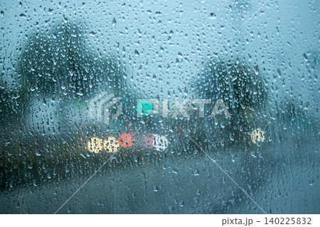 ガラスについた雨粒とライト 140225832