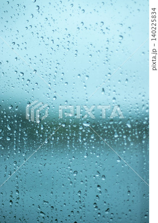 ガラスについた雨粒 ガラスについた雨粒 140225834