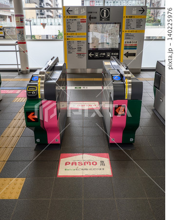 日暮里・舎人ライナー「日暮里駅」のICカード専用自動改札機 日暮里・舎人ライナー「日暮里駅」のICカード専用自動改札機 140225976