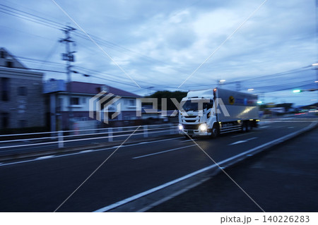 早朝の車道を疾走する働く車のバン型トラッククロネコヤマトチャーター便 140226283