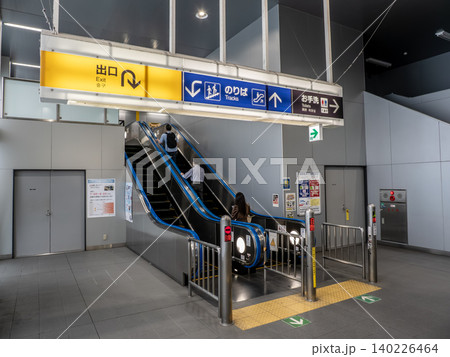 日暮里・舎人ライナー「西日暮里駅」構内の案内表示とエスカレーター 日暮里・舎人ライナー「西日暮里駅」構内の案内表示とエスカレーター 140226464