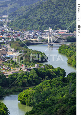 北海道芦別市、空知川に架かる星の降る里大橋と芦別の町並み【5月】 北海道芦別市、空知川に架かる星の降る里大橋と芦別の町並み【5月】 140226634