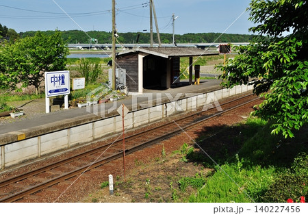 懐かしいレトロな雰囲気が漂うローカル駅のホームと単線の線路 懐かしいレトロな雰囲気が漂うローカル駅のホームと単線の線路 140227456