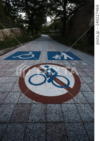 日本の石畳の歩道に描かれた自転車禁止・車椅子・ベビーカーの路面標示 日本の石畳の歩道に描かれた自転車禁止・車椅子・ベビーカーの路面標示 140227469