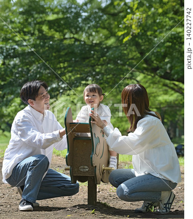 公園のスプリング遊具を楽しむファミリー 公園のスプリング遊具を楽しむファミリー 140227742