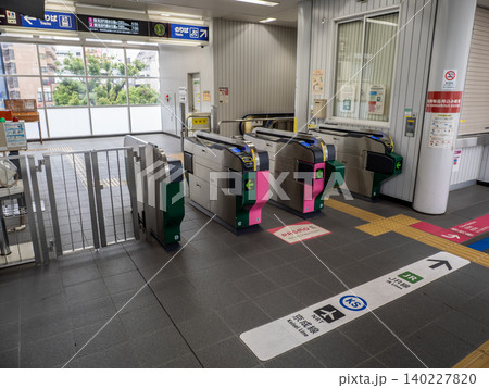 日暮里・舎人ライナー「日暮里駅」構内の歩行者動線と床面案内表示 日暮里・舎人ライナー「日暮里駅」構内の歩行者動線と床面案内表示 140227820