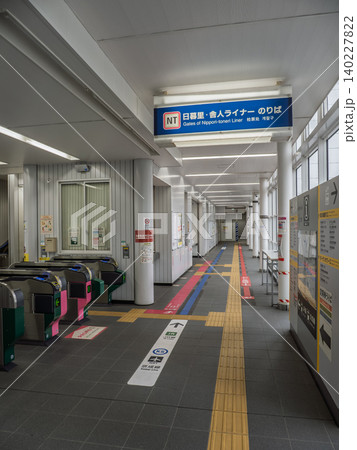 日暮里・舎人ライナー「日暮里駅」構内の歩行者動線と床面案内表示 日暮里・舎人ライナー「日暮里駅」構内の歩行者動線と床面案内表示 140227822
