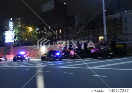 ニューヨークマンハッタン 夜の車道 ニューヨークマンハッタン 夜の車道 140227837
