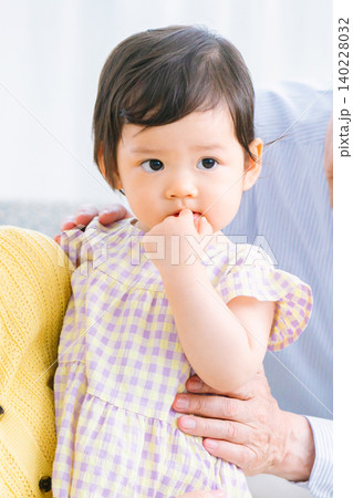 リビングで遊ぶ子供と家族 乳幼児 祖母 祖父 リビングで遊ぶ子供と家族 乳幼児 祖母 祖父 140228032