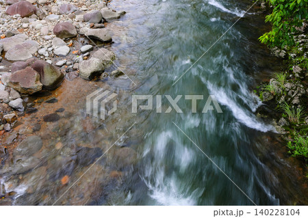 青みがかった美しい川の清流の流れ 初夏の爽やかな風景写真 青みがかった美しい川の清流の流れ 初夏の爽やかな風景写真 140228104