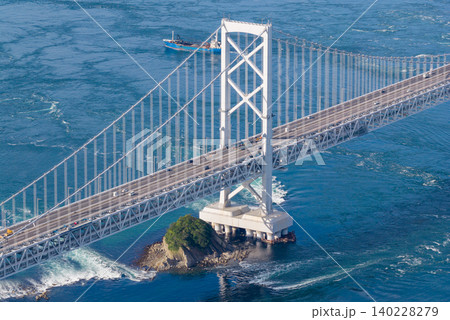 大鳴門橋の主塔と鳴門海峡を進む貨物船 大鳴門橋の主塔と鳴門海峡を進む貨物船 140228279