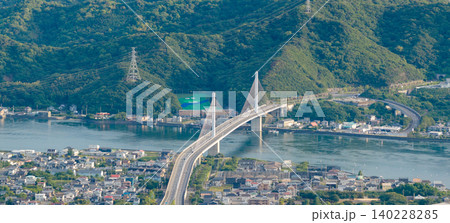 小鳴門大橋と小鳴門海峡を望む夕方の空撮風景 小鳴門大橋と小鳴門海峡を望む夕方の空撮風景 140228285