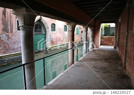 イタリア ヴェネツィア旧市街 早朝のサンマルコ地区の運河 イタリア ヴェネツィア旧市街 早朝のサンマルコ地区の運河 140228527