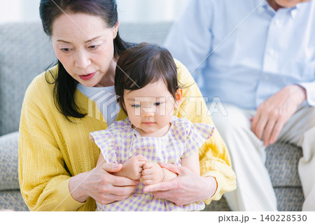 リビングで遊ぶ子供と家族   乳幼児  祖母  祖父 140228530