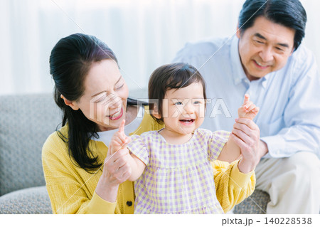 リビングで遊ぶ子供と家族   乳幼児  祖母  祖父 140228538