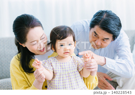 リビングで遊ぶ子供と家族   乳幼児  祖母  祖父 140228543