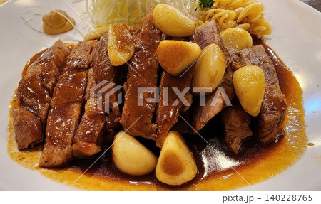 Grilled Sliced Beef Steak with Roasted Garlic Cloves and Savory Brown Sauce Grilled Sliced Beef Steak with Roasted Garlic Cloves and Savory Brown Sauce 140228765