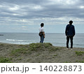 海を眺めるカップル 140228873