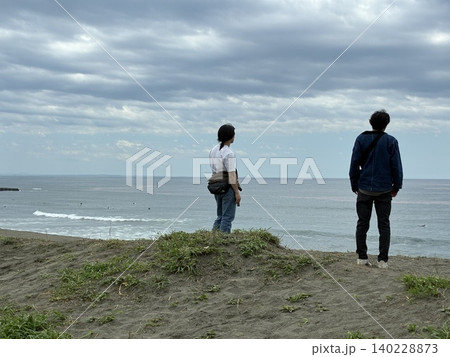 海を眺めるカップル 海を眺めるカップル 140228873