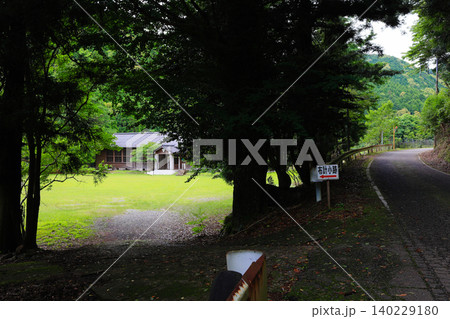 緑に囲まれた廃校・布計小学校跡の木造校舎 緑に囲まれた廃校・布計小学校跡の木造校舎 140229180