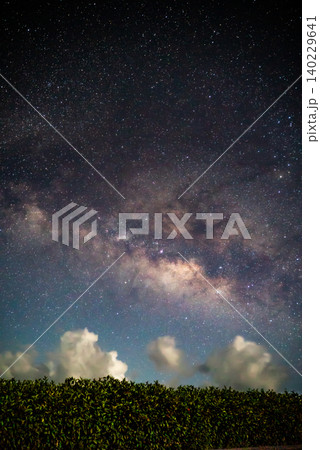 沖縄県の八重山諸島、世界自然遺産、西表島の星空、天の川 沖縄県の八重山諸島、世界自然遺産、西表島の星空、天の川 140229641