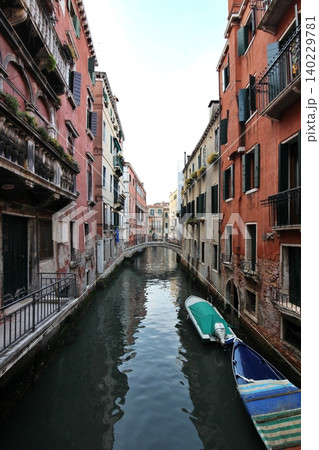 イタリア ヴェネツィア旧市街 早朝のサンマルコ地区の運河と橋 イタリア ヴェネツィア旧市街 早朝のサンマルコ地区の運河と橋 140229781
