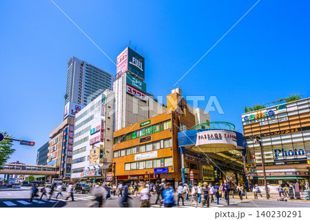 日本の横浜都市景観 上大岡駅前などを望む。夏のような日差しに 140230291