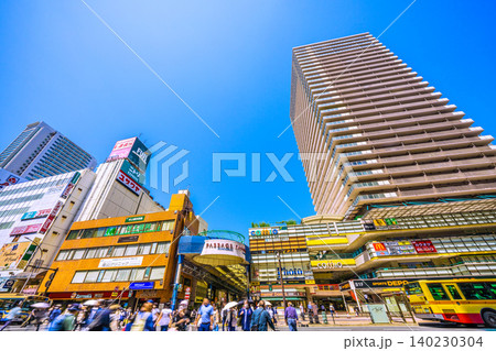 日本の横浜都市景観 上大岡駅前などを望む。夏のような日差しに 140230304